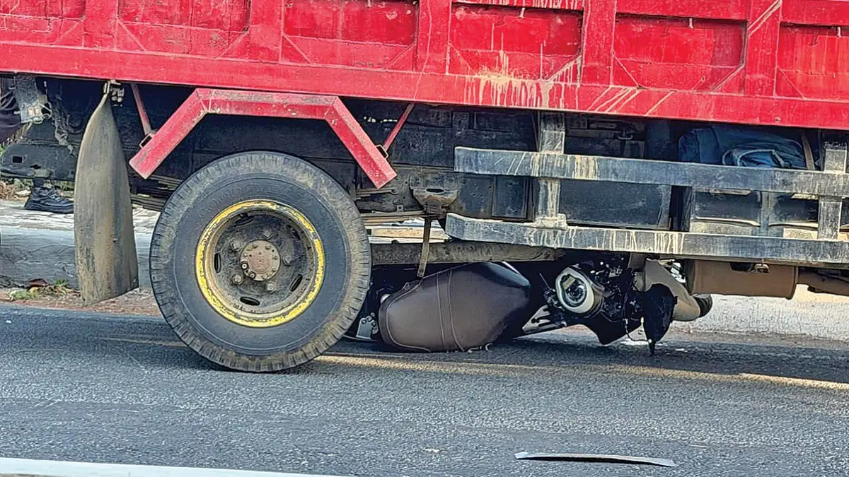 Sepeda motor Honda Scoopy masuk kolong truk setelah kedua kendaraan terlibat kecelakaan di kawasan Simpang Empat Mojopanggung, Kecamatan Giri, Minggu pagi (21/6). (Syaifudin Mahmud/Radar Banyuwangi)