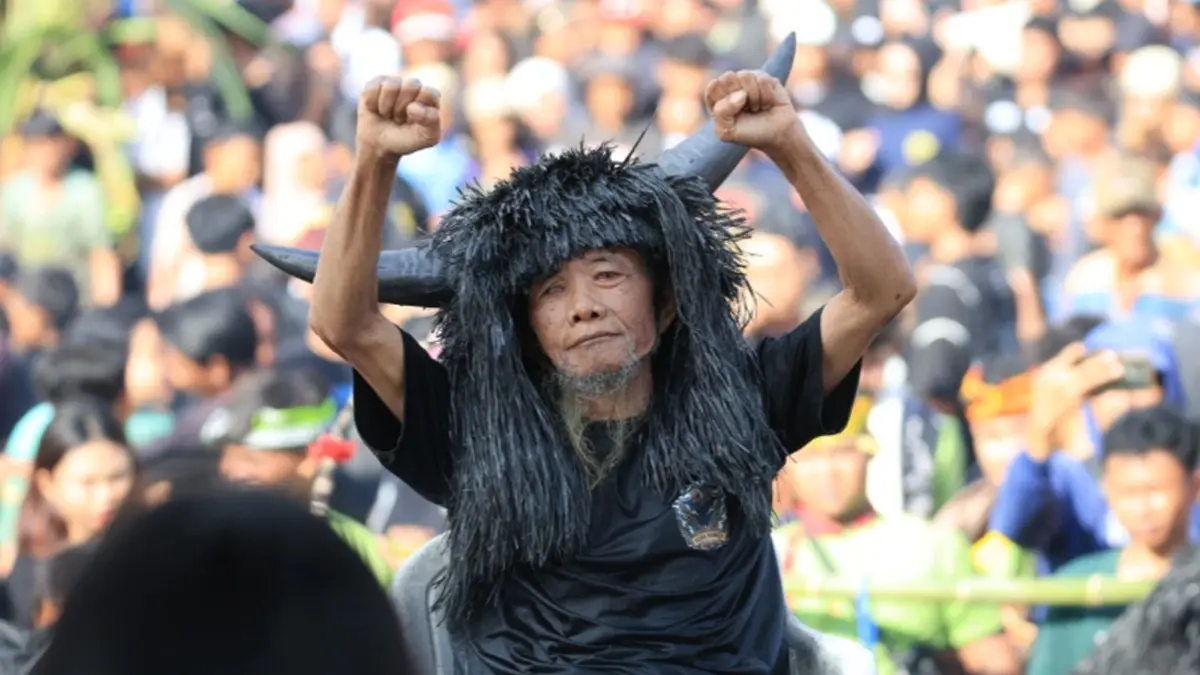Tradisi Keboan Aliyan di Banyuwangi saat Suro menampilkan ritual sakral kerbau manusia sebagai simbol syukur panen dan atraksi wisata budaya. (banyuwangikab.go.id)