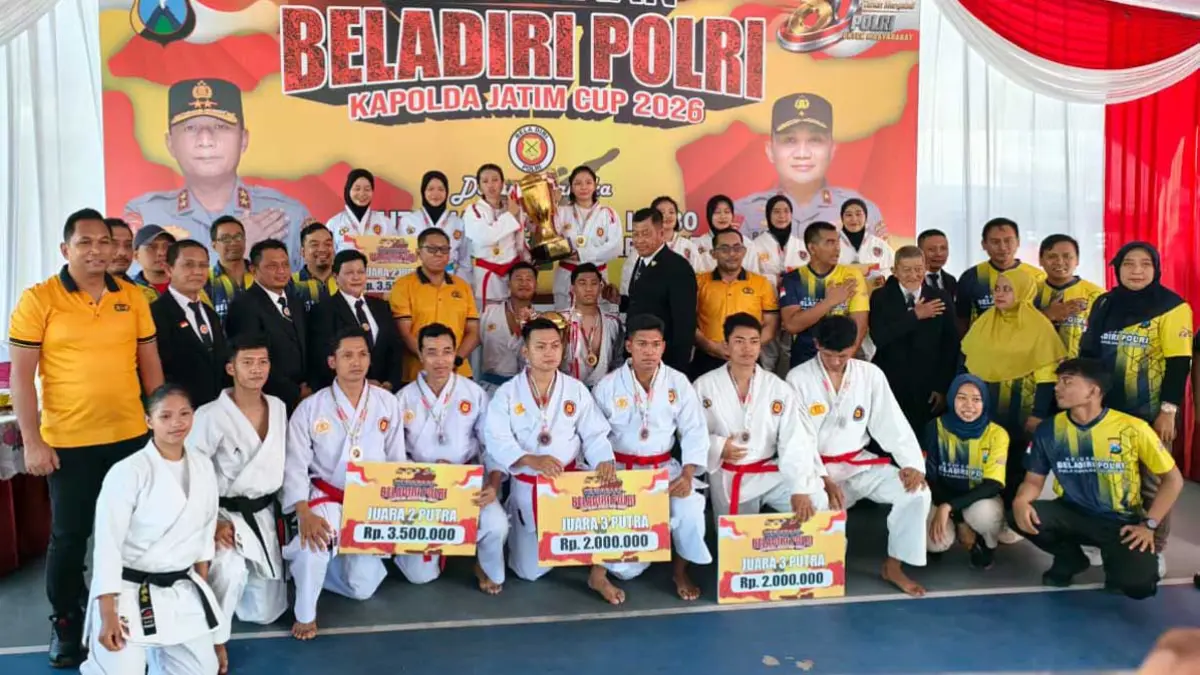 Atlet beladiri putra Polresta Banyuwangi Bripda Ahmad Lutfi Khoirozi dan Bripda Herdika Setya Samudra meraih prestasi dalam Kejuaraan Beladiri Kapolda Jatim Cup 2026. (Humas Polresta Banyuwangi)