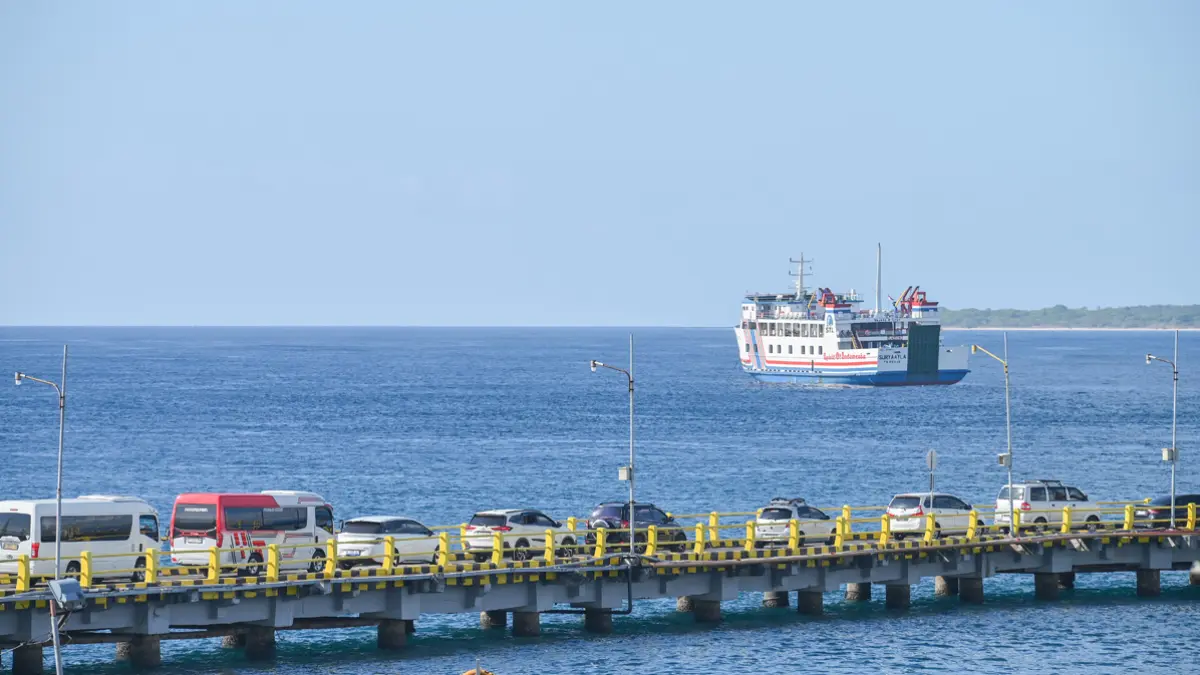 Iring-iringan mobil pribadi tujuan Bali melewati dermaga Pelabuhan ASDP Ketapang, Banyuwangi, Senin (22/6). (Ramada Kusuma/Radar Banyuwangi)