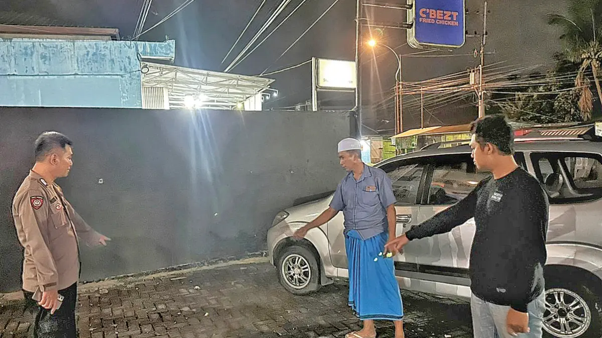 Jajaran Unut Reskrkm Polsek Glenmore saat mendatangi TKP pembobolan mobil di Dusun Karangharjo, Desa Karangharjo, Kecamatan Glenmore, Banyuwangi, pada Minggu malam (21/6). (Budi for Radar Banyuwangi)