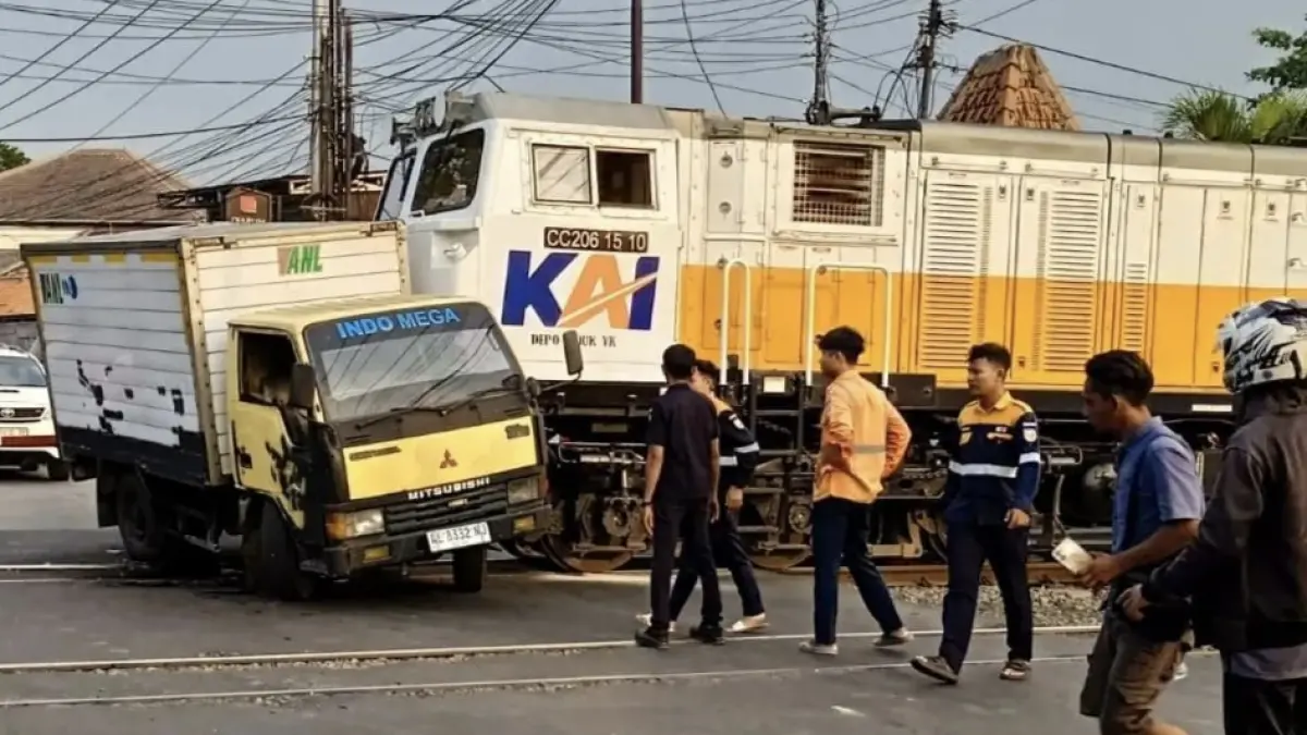 KA Harina relasi Bandung–Surabaya Pasarturi tertemper truk di perlintasan sebidang dekat Semarang Poncol. (Istimewa)