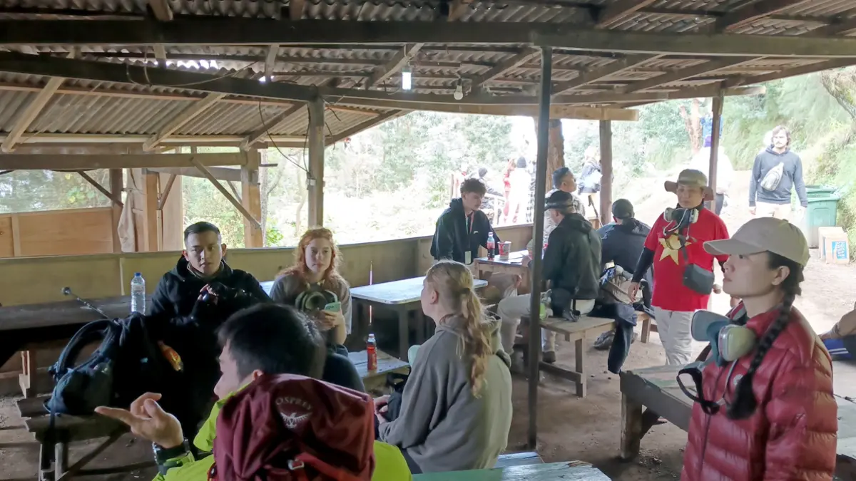 MELEPAS LELAH: Wisatawan lokal maupun mancanegara melepas lelah di warung kopi puncak Ijen. (Ksatria Raya/Radar Banyuwangi)