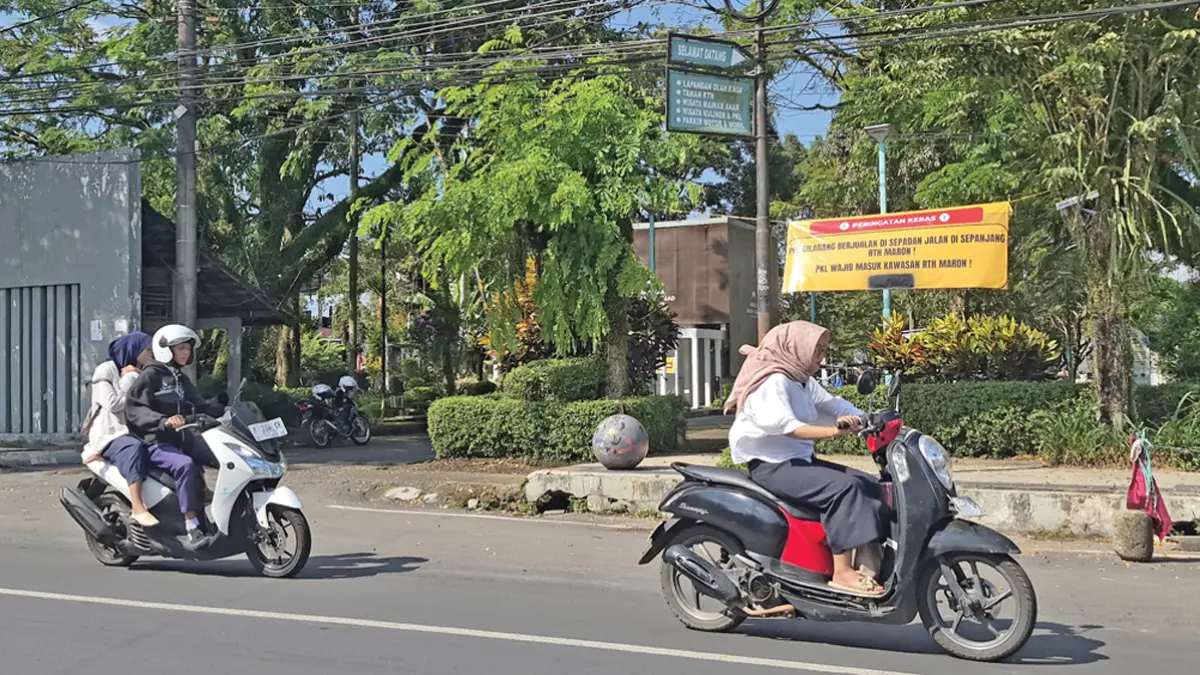 PERINGATAN KERAS: Banner larangan berjualan terpasang di kawasan RTH Maron, Desa Gentengkulon, Kecamatan Genteng. (Salis Ali/Radar Banyuwangi)