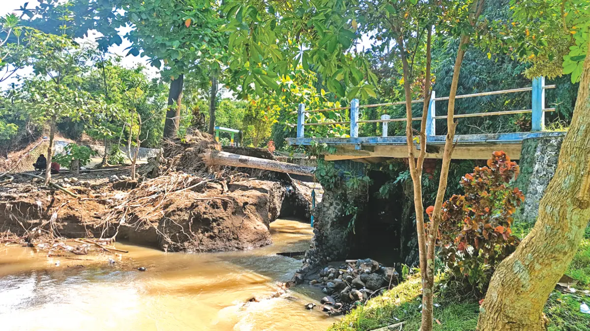 RUSAK: Plengsengan di area Dam Concrong Desa/Kecamatan Rogojampi, ambrol Senin (22/6). (Zamrozi Wahyu/Radar Banyuwangi)