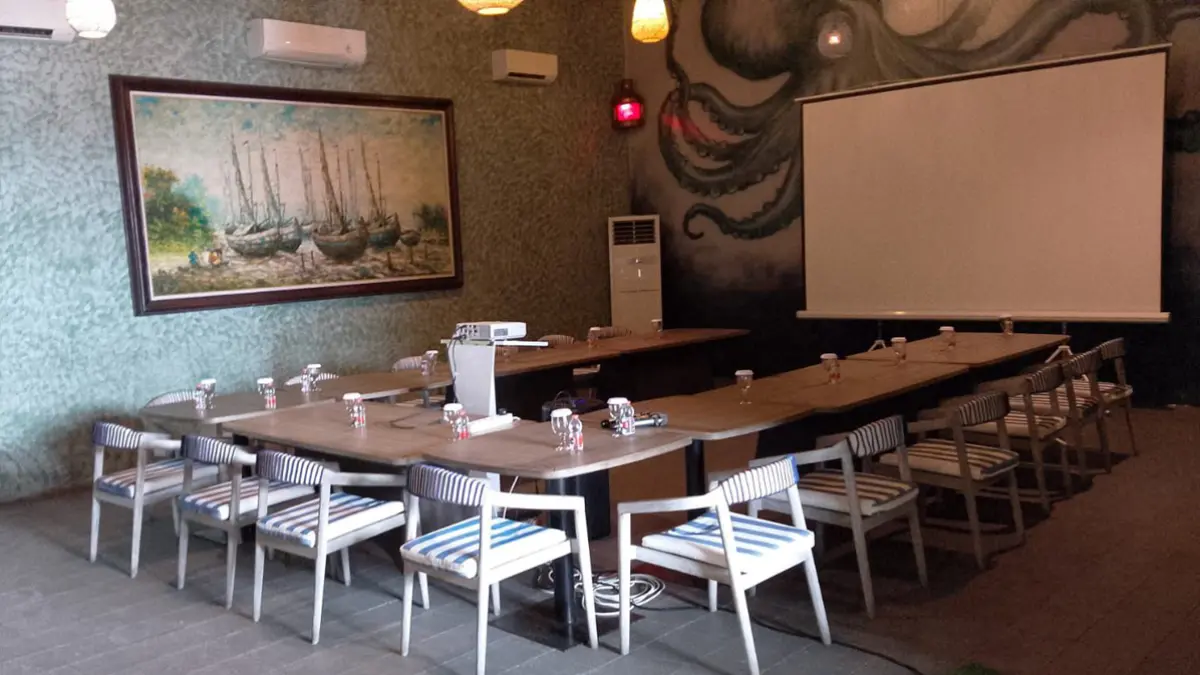 TEMPAT LOMBA: Ruangan untuk babak final lomba Bahasa Inggris di Sewarna Resto and Café sudah ditata rapi tadi malam. (Toha/Radar Banyuwangi)
