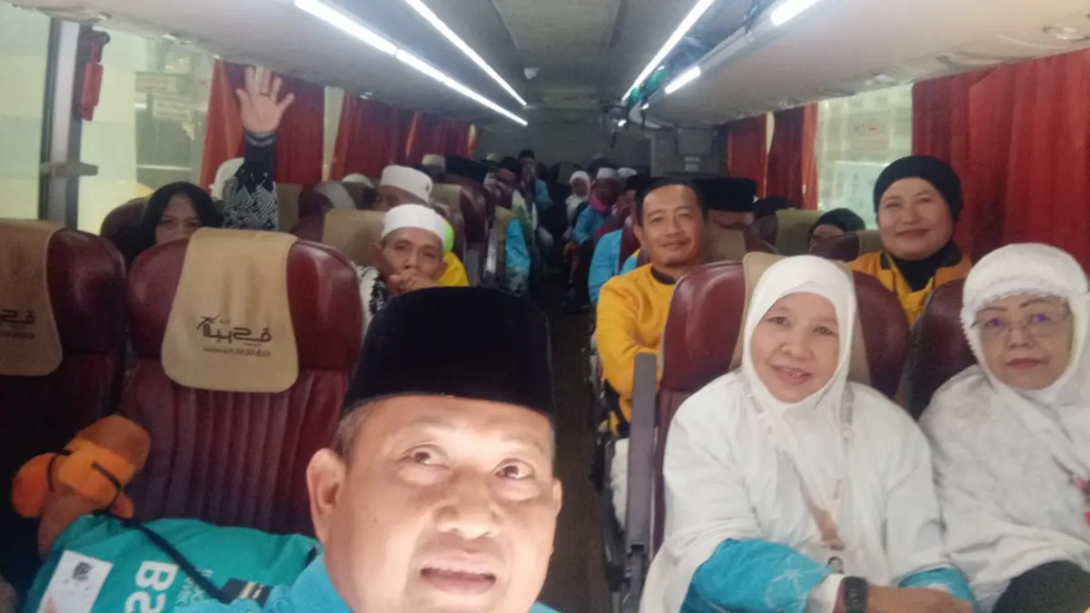 TINGGALKAN KOTA MADINAH: Jemaah haji kloter 85 naik bus menuju Bandara Madinah untuk selanjutnya terbang ke Surabaya, Senin (22/6). (Taufik Siraj for Radar Banyuwangi)