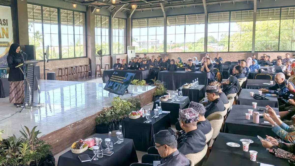 Bupati Ipuk Fiestiandani menyampaikan sambutan dan pengarahan pada rakor Penguatan Akselerasi Transformasi Kesehatan di Cafe Hedon Estate, Selasa (23/6). (Dinkes Banyuwangi)