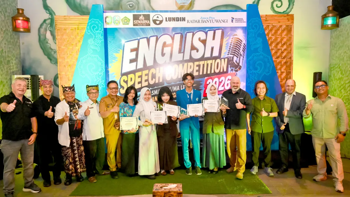 Para pemenang lomba pidato Bahasa Inggris berfoto bersama dengan tiga juri, Kepala Kemenag, Kepala Cabang Dinas Pendidikan, Plt Kepala Disbudpar, perwakilan PT Lundin, Presdir Sewarna Kafe, dan Direktur Jawa Pos Radar Banyuwangi Samsudin Adlawi di Sewarna Kafe, Marina Boom, Selasa (23/6). (Ramada Kusuma/Radar Banyuwangi)