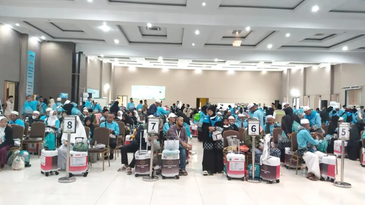 Jemaah haji Banyuwangi kloter 82, 83, dan 84 mengikuti proses penerimaan dan pelepasan di aula Asrama Haji Embarkasi Surabaya sebelum diberangkatkan menuju titik penjemputan di Banyuwangi, Selasa (23/6). (Lukman for Radar Banyuwangi)
