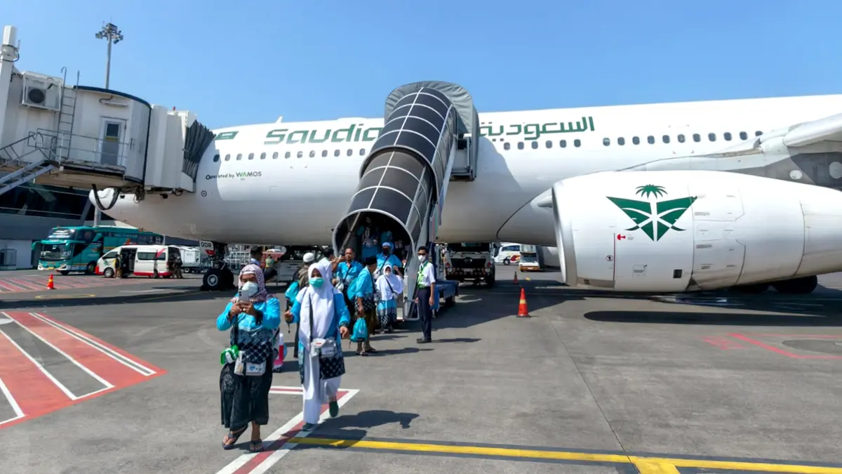 Jemaah haji kloter 85 asal Banyuwangi turun dari pesawat Saudi Arabian Airlines di Bandara Internasional Juanda pukul 12.10, Selasa (23/6). (Kholid Askandar for Radar Banyuwangi)
