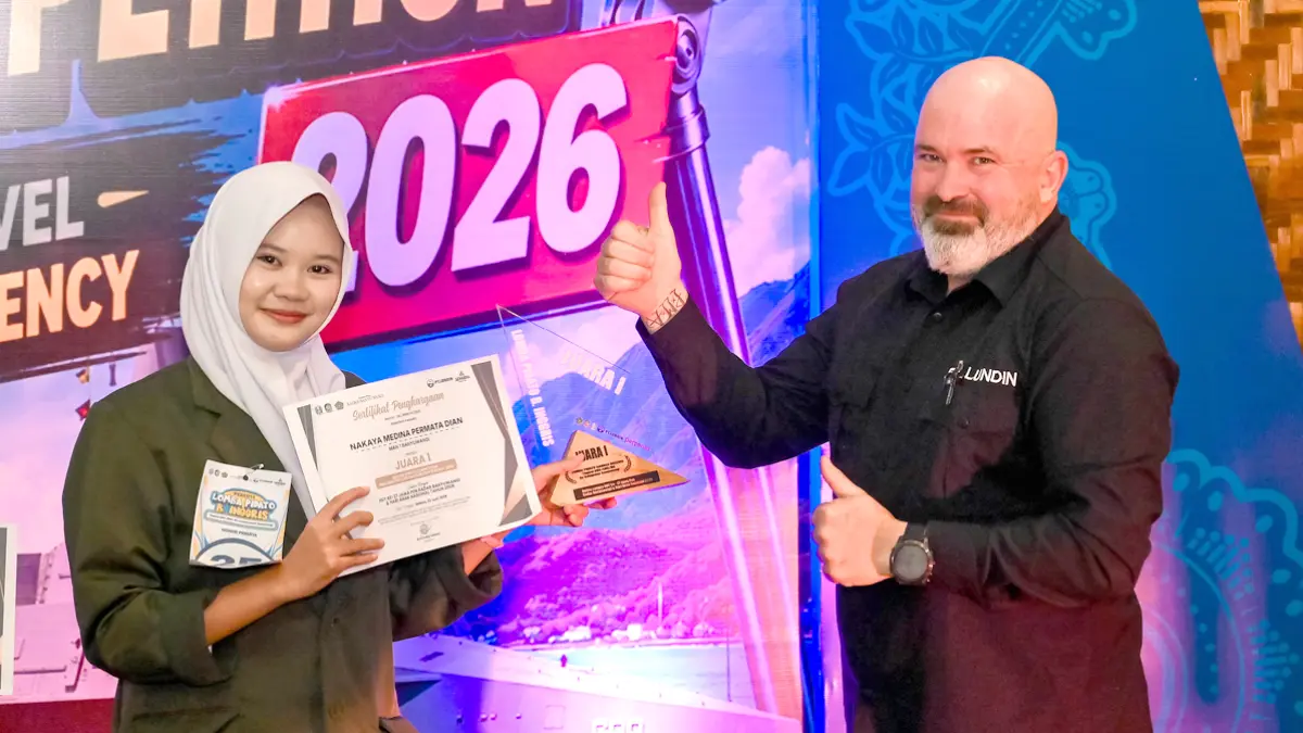 JUARA PERTAMA: Russell Saunderson, juri dari perwakilan PT Lundin Industry Invest menyerahkan piala kepada juara I lomba pidato Bahasa Inggris, Nakaya Medina Permata Dian. (Ramada Kusuma/Radar Banyuwangi)