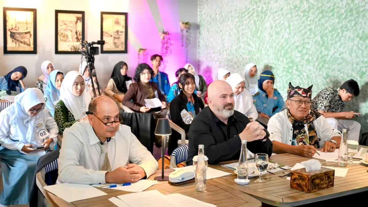 JURI INTERNASIONAL: (dari kiri) Mr Chris Tirris dari Australia, Russell Saunderson (perwakilan PT Lundin), dan Aekanu Hariyono menyimak penampilan peserta lomba pidato Bahasa Inggris. (Ramada Kusuma/Radar Banyuwangi)