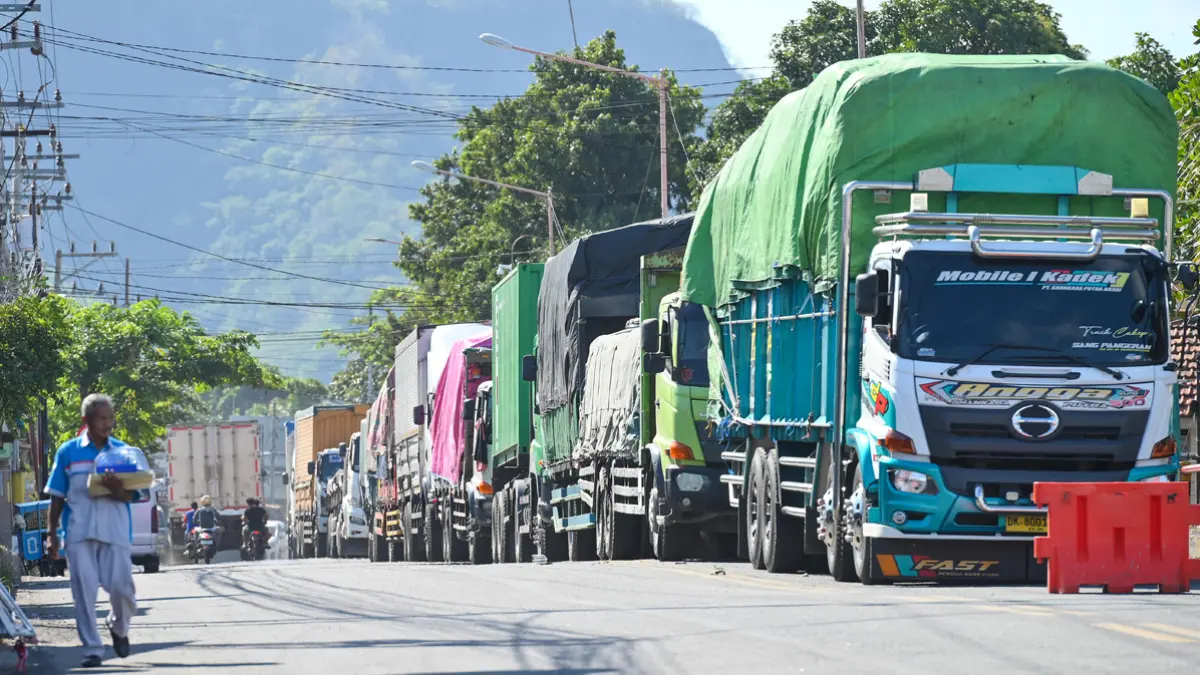 Kemacetan berulang di jalan arteri menuju Pelabuhan Ketapang menjadi perhatian Pemkab Banyuwangi. (Ramada Kusuma/Radar Banyuwangi)