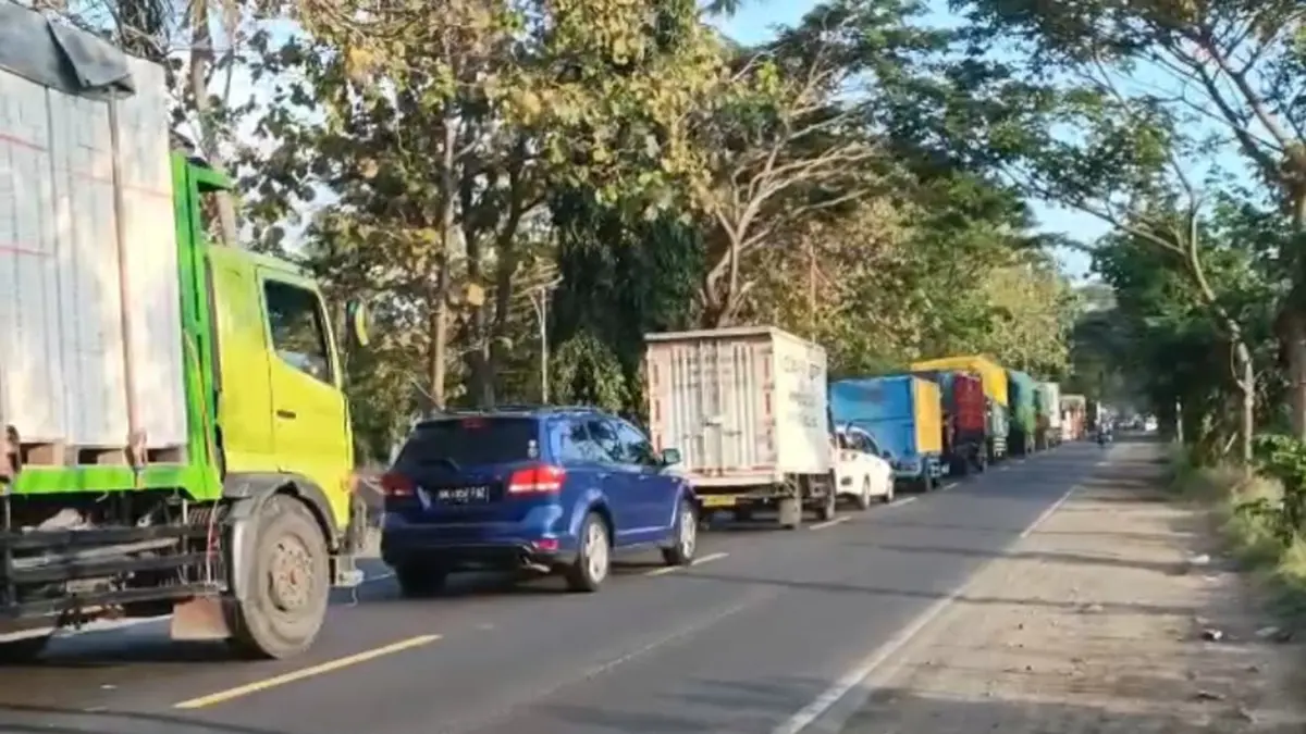 Kendaraan yang menuju arah Pelabuhan Ketapang terjebak macet panjang hingga depan Grand Watudodol, Selasa (23/6). (Ramada Kusuma/Radar Banyuwangi)