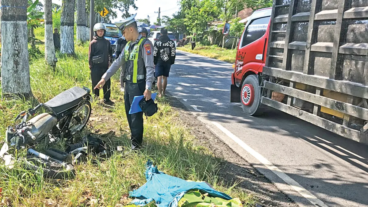 MOTOR RUSAK PARAH: Anggota lantas Polsek Rogojampi melakukan olah TKP di Dusun Garit, Desa Alasmalang, Kecamatan Singojuruh, Selasa (23/6). (Gatot for Radar Banyuwangi)