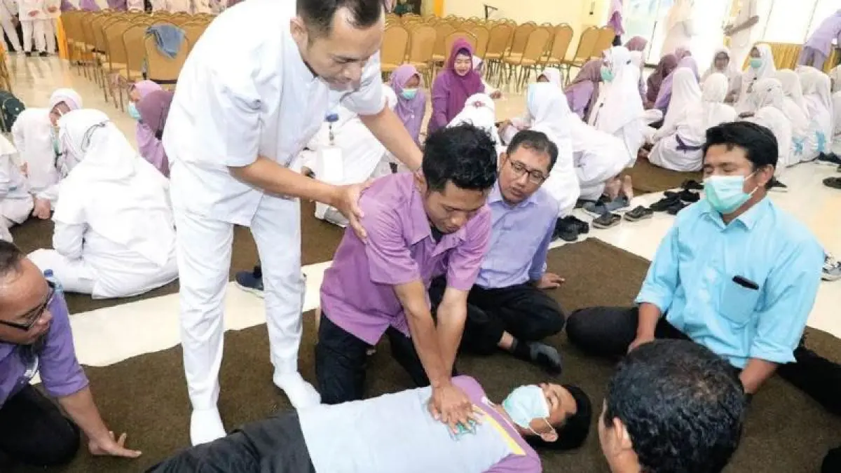 PELAYANAN EMERGENCY: Para karyawan RSAH mengikuti pelatihan bantuan hidup dasar di Rumah Sakit Al Huda. Pelatihan ini digelar pada Rabu (17/6) dan Kamis (18/6).(RSAH untuk Raba)
