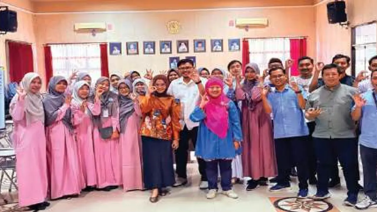 PENINGKATAN KOMPETENSI: Peserta kegiatan Oncom RSI Fatimah Banyuwangi mengikuti pemaparan materi tentang perlindungan hukum bagi tenaga kesehatan yang disampaikan oleh dr Novian Kurnia Perkasa MH.(RSI Fatimah untuk Raba)
