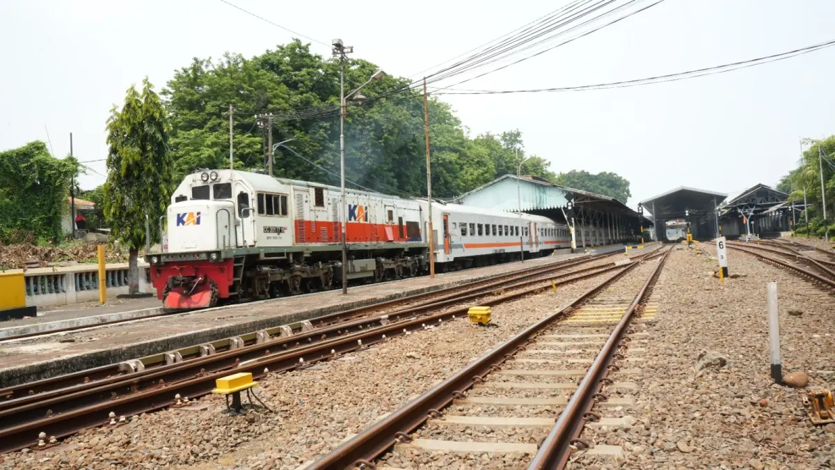 Penumpang kereta api di Jawa Timur diimbau datang lebih awal ke stasiun menyusul potensi hujan lebat dan banjir. (KAI)