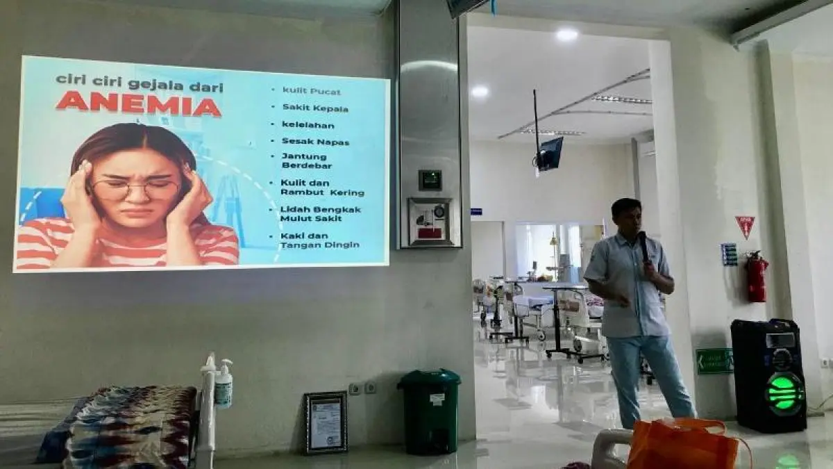 PROMOSI KESEHATAN: Petugas RSU Bhakti Husada Krikilan menyampaikan edukasi kesehatan kepada pasien dan keluarga pasien.(Rustida untuk Raba)
