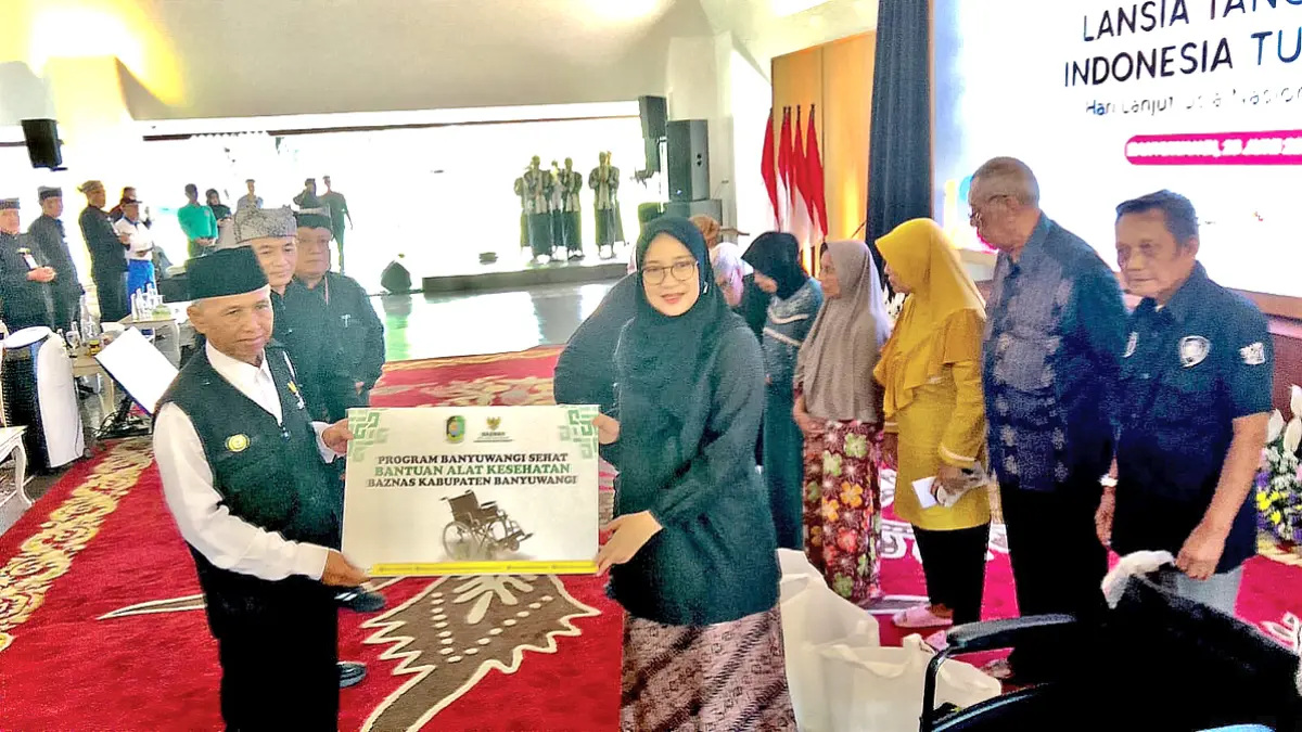 SIMBOLIS: Bupati Ipuk Fiestiandani menerima bantuan lima kursi roda dari Baznas untuk diberikan kepada warga yang membutuhkan. (Baznas Banyuwangi)
