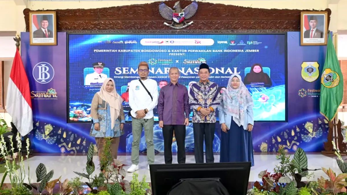 SINERGI: Kepala BI Jember Iqbal Reza Nugraha (baju ungu) bersama Bupati Bondowoso Abdul Hamid Wahid menghadiri seminar nasional dalam rangkaian SAMARA 2026. (Foto: BI Jember)