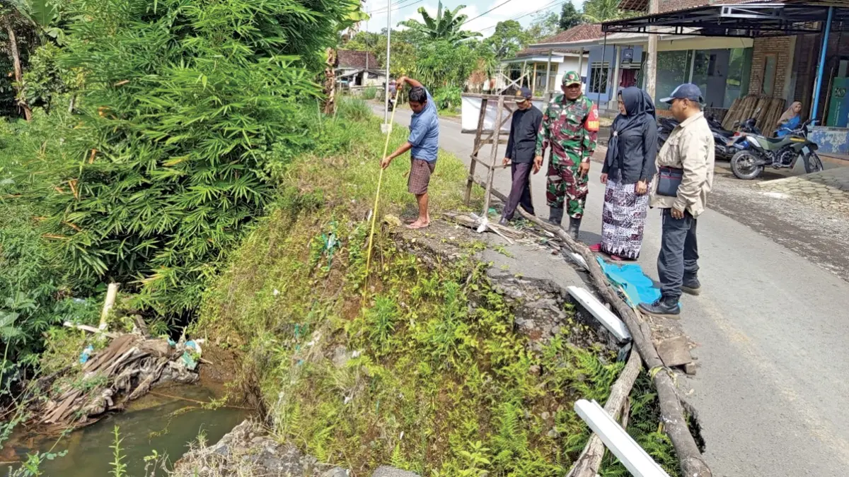 TINJAU LAPANG: Perwakilan Pemdes Bayu melakukan pendampingan tinjau lapang jembatan bayu yang ambrol Selasa (23/6). (Herlina for Radar Banyuwangi)