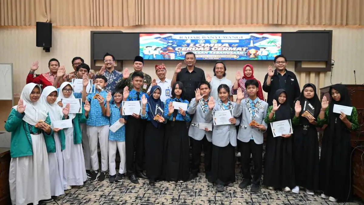 Para juara Lomba Cerdas Cermat (LCC) Wawasan Kebangsaan berfoto bersama dengan Ketua DPRD I Made Cahyana Negara, Ketua Perpenas Yunita Iliana, Direktur JP-RaBa Samsudin Adlawi perwakilan Dispendik, dewan juri, serta perwakilan Kemenag Banyuwangi, Rabu (24/6). Ramada Kusuma/Radar Banyuwangi)