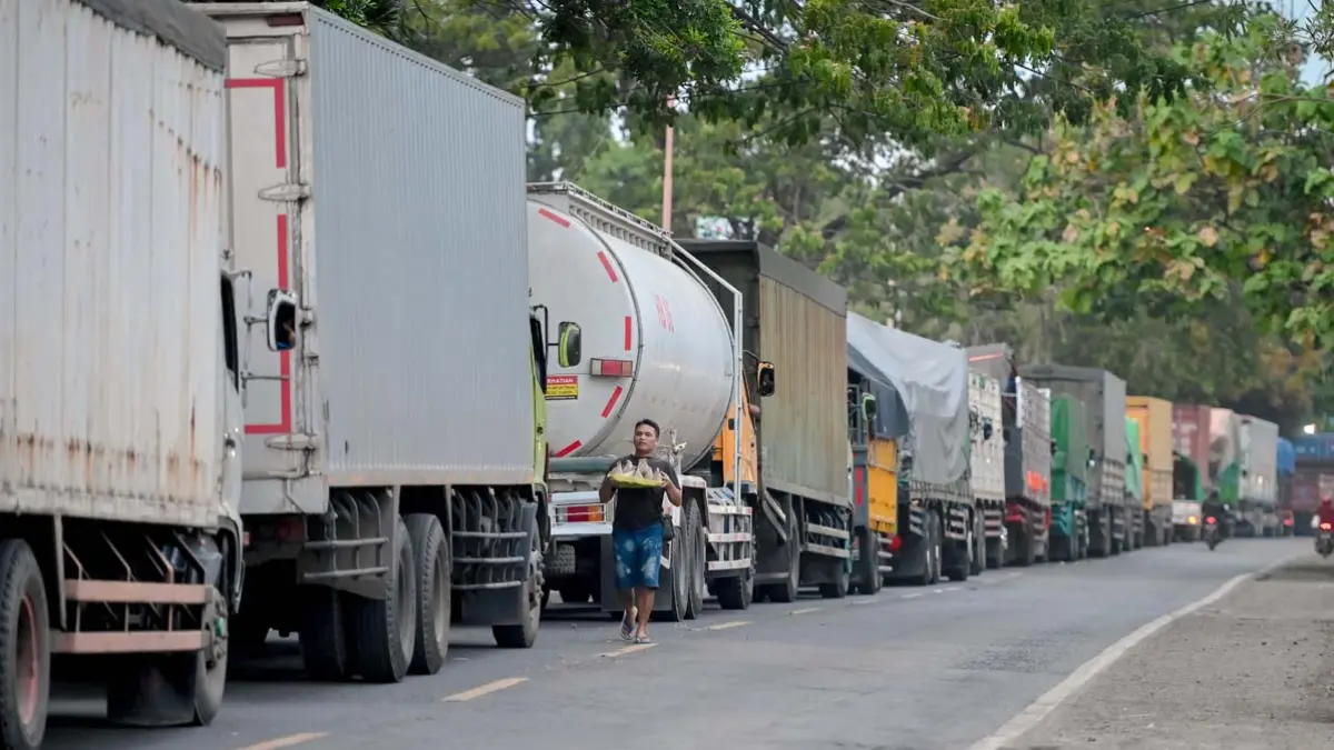 Antrean kendaraan pengangkut logistik masih memadati jalan raya depan markas Polairud Banyuwangi, tadi malam. (Ramada Kusuma/Radar Banyuwangi)
