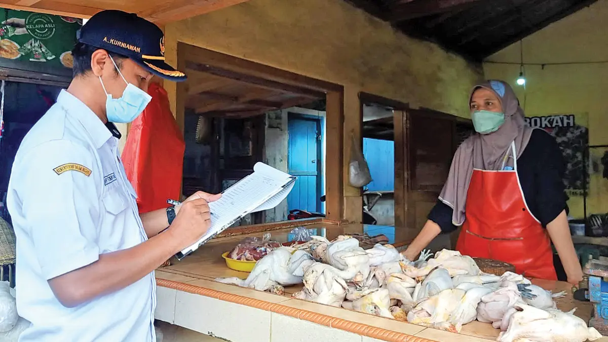 Arif Kurniawan melakukan pemantauan harga komoditas di Pasar Genteng I pada Selasa (23/6). (Arif for Radar Banyuwangi)