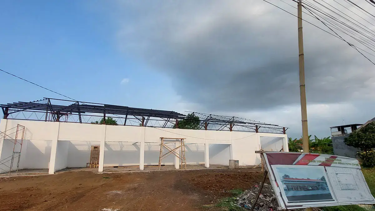 BERHENTI: Kondisi bangunan gerai Koperasi Kelurahan Merah Putih di Kebonsari Wetan, yang sudah sebulan lebih tidak ada aktivitas pengerjaan. (Foto: Arif Mashudi/Radar Bromo)