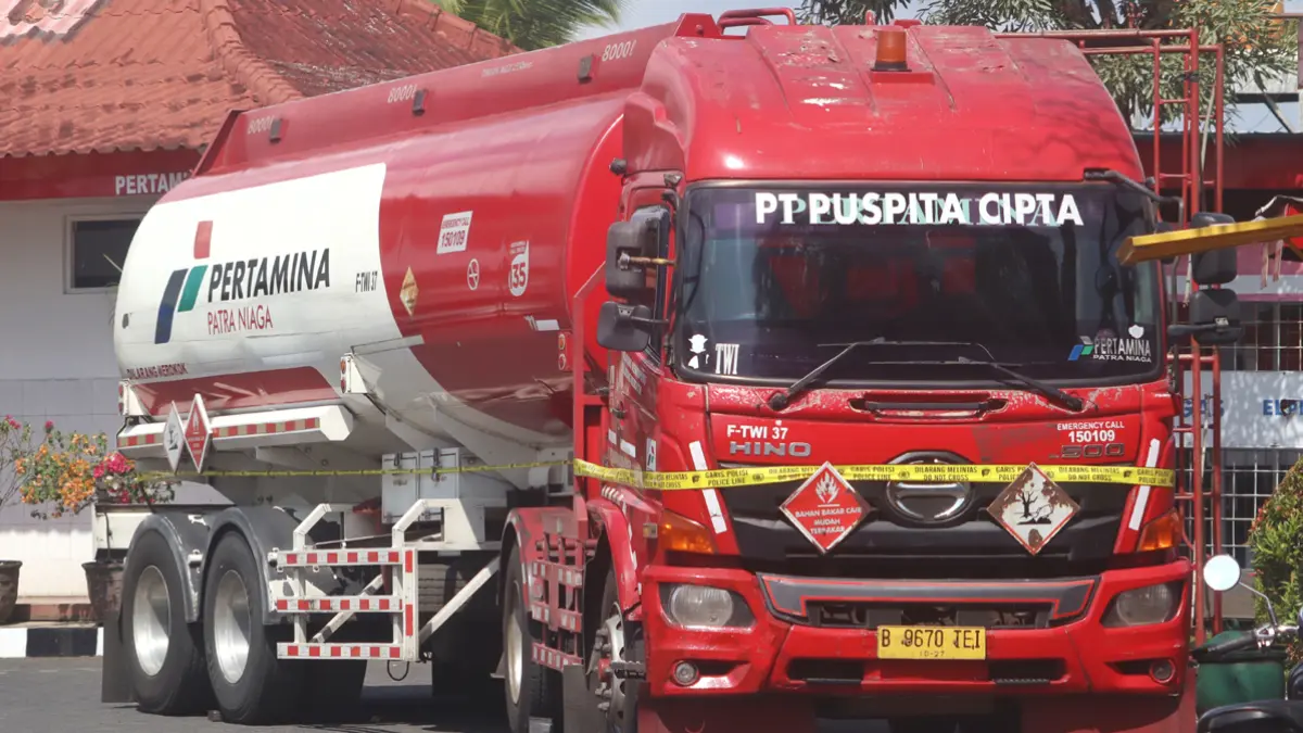 DIAMANKAN: Truk tangki BBM dilingkari garis polisi di SPBU 54.684.15 Desa Gentengwetan, Kecamatan Genteng, Rabu (24/6). (Salis Ali/Radar Banyuwangi)