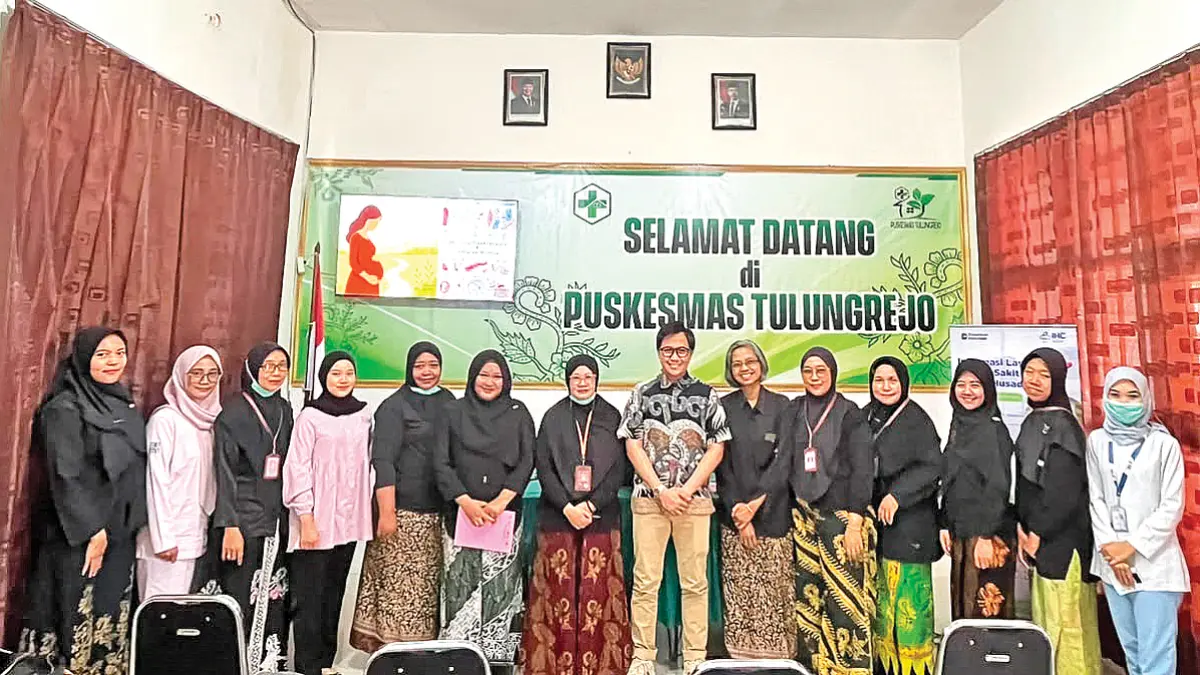 Dokter spesialis kandungan RSU Bhakti Husada dr Royan Mechi V SpOG dan dokter spesialis anak dr Evisina Hanafiah F SpA  melakukan kegiatan bersama para dokter dan paramedis Puskesmas Tulungrejo, Glenmore. (Foto: RSU Bhakti Husada)