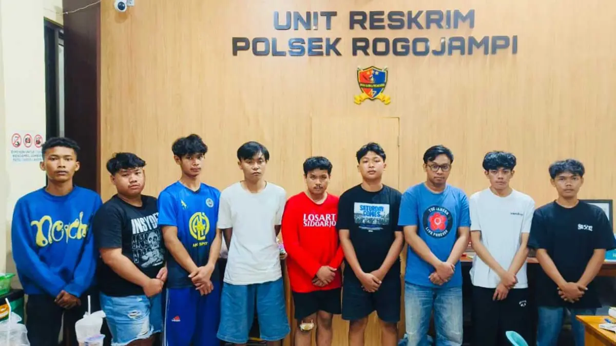 Para tersangka pengeroyokan diamankan di Polsek Rogojampi. Sabtu malam (20/6) mereka terlibat aksi pengeroyokan di Des Lemahbangdewo. (Foto: Polsek Rogojampi)