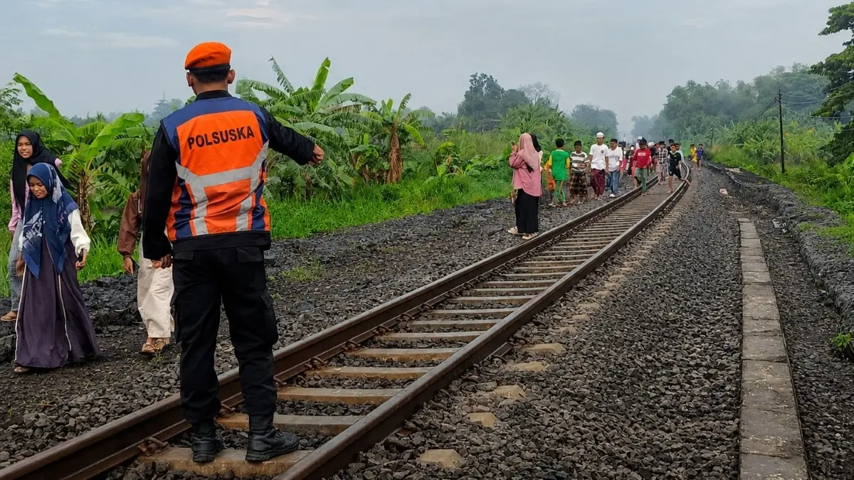 Perjalanan KA Logawa dan KA Ijen Ekspres di jalur Leces-Probolinggo terganggu akibat aksi pelemparan batu oleh OTK. (KAI)