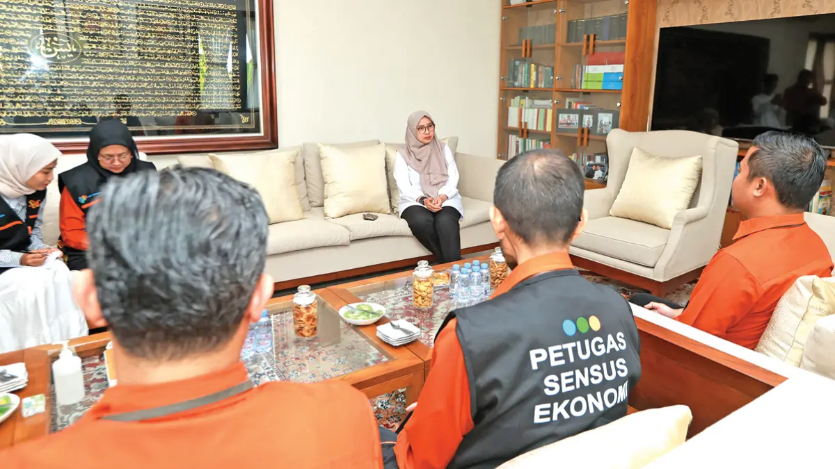 Petugas didampingi kepala BPS Banyuwangi Abdus Salam melakukan sensus ekonomi di kediaman Bupati Ipuk Fiestiandani di Jalan Tunggul Ametung, Banyuwangi, Rabu (24/6). (Dini for Radar Banyuwangi)