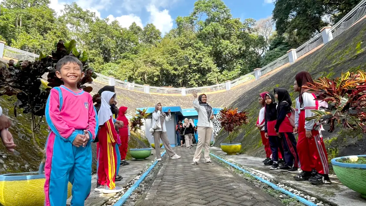 Puluhan siswa dari belasan SD di wilayah Kecamatan Kabat mendatangi Sumber Gedor, Kelurahan Gombengsari, Kecamatan Kalipuro, Rabu (24/6). (Fredy Rizki/Radar Banyuwangi)