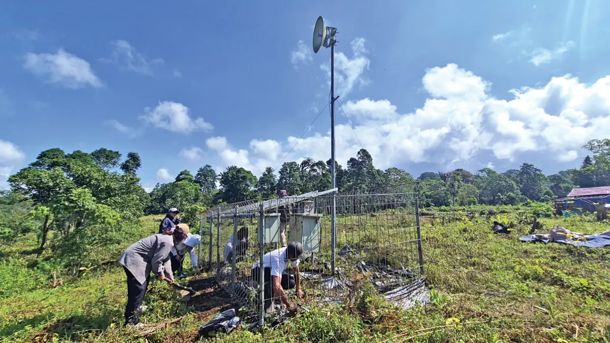 Tim PPGA Raung melakukan pengecekan sensor GPS di hutan yang berada di wilayah Dusun Sidomulyo, Desa Jambewangi, Kecamatan Sempu, Selasa (23/6). (Salis Ali/Radar Banyuwangi)