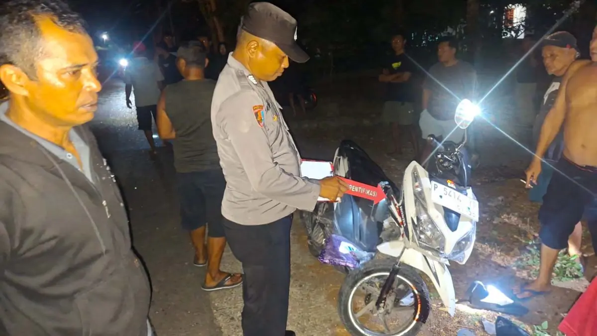 Anggota Polsek Tegaldlimo dan Satlantas Polresta Banyuwangi melakukan olah TKP di jalan raya Desa Kalipait, Kecamatan Tegaldlimo, Rabu malam (24/6). (Pepri for Radar Banyuwangi)