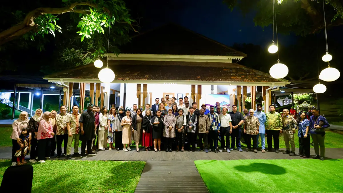 Bupati Ipuk Fisetiandani menemui puluhan anggota delegasi asal 16 negara di Pendapa Sabha Swagata Blambangan Rabu malam (24/6). (Humas Pemkab Banyuwangi)