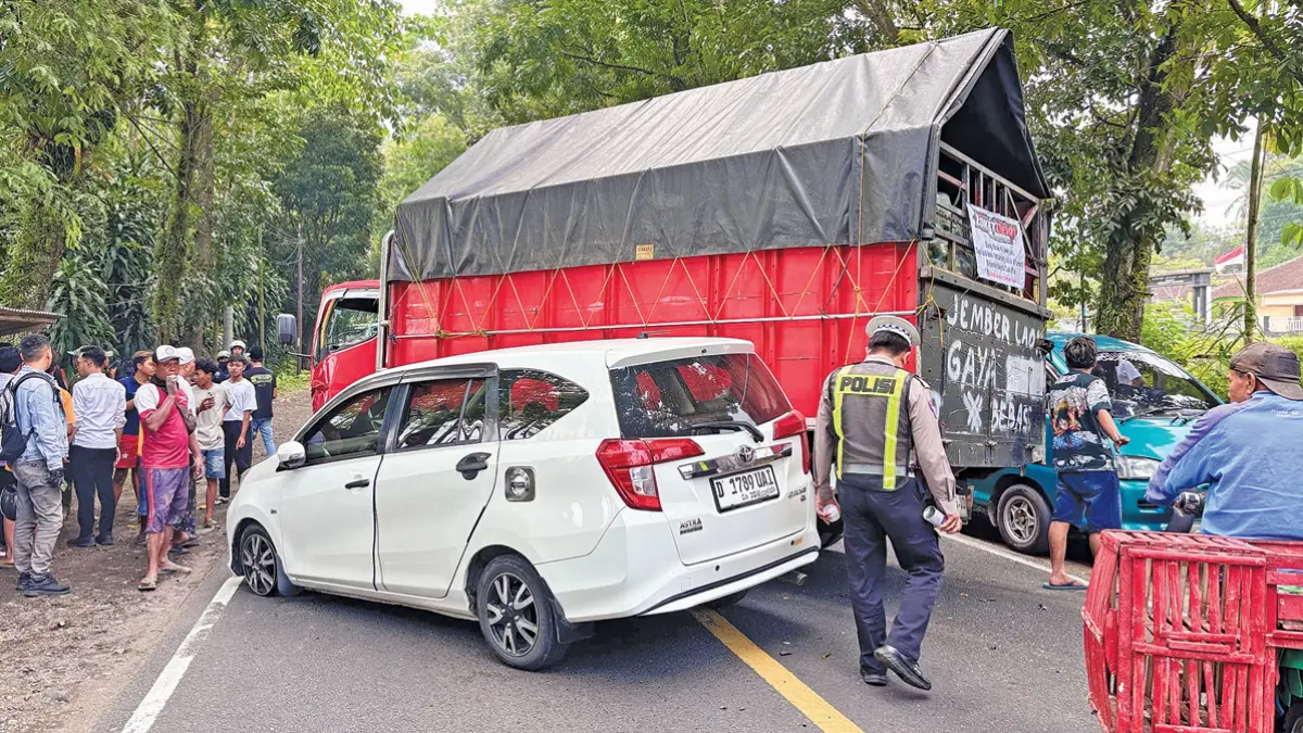 Jajaran Unit Lantas Polsek Kalibaru saat mendatangi TKP kecelakaan lalu lintas di pertigaan Dusun Krajan, Desa Kalibarumanis, Kecamatan Kalibaru, pada Rabu siang (24/6). (Aries for Radar Banyuwangi)