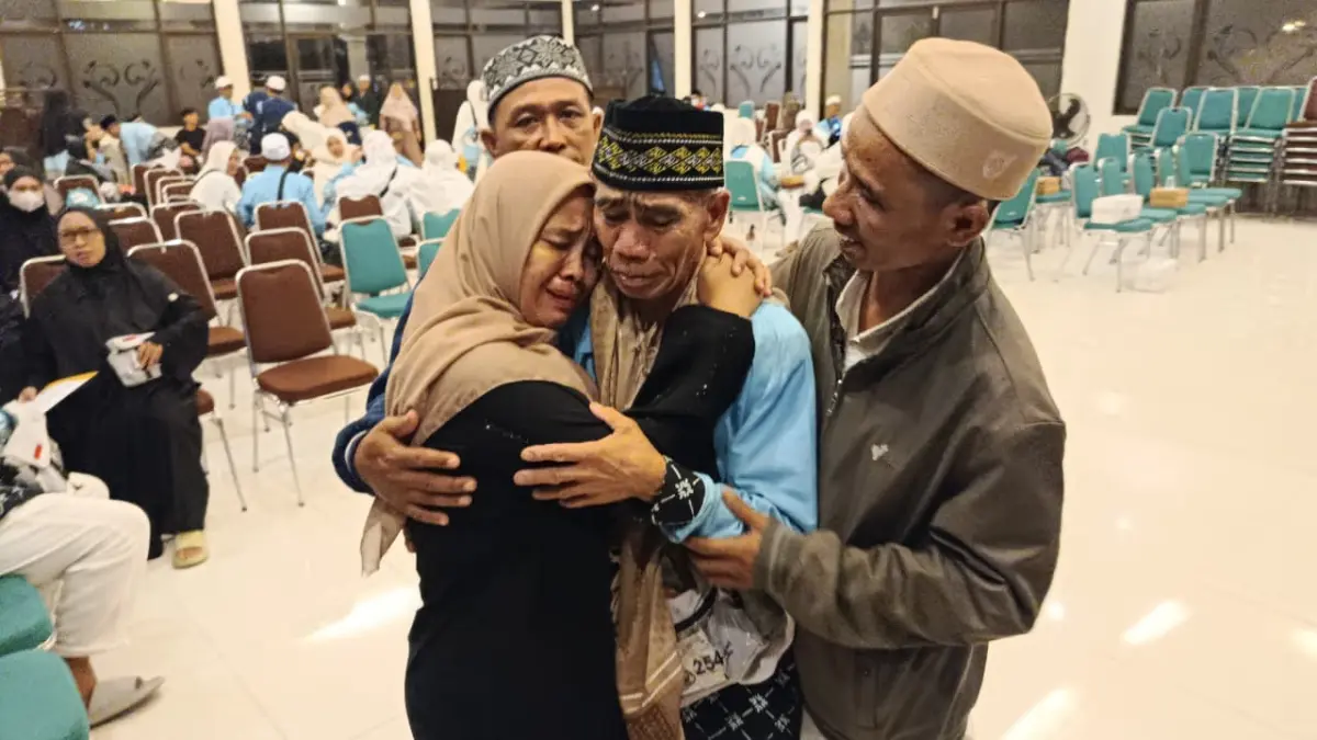 Jamaah haji KBIHU Sabilillah Banyuwangi kloter 85 H Osen disambut anak dan saudaranya di Tanjung Asri Hotel Giri (24/6/2026). (Istimewa)