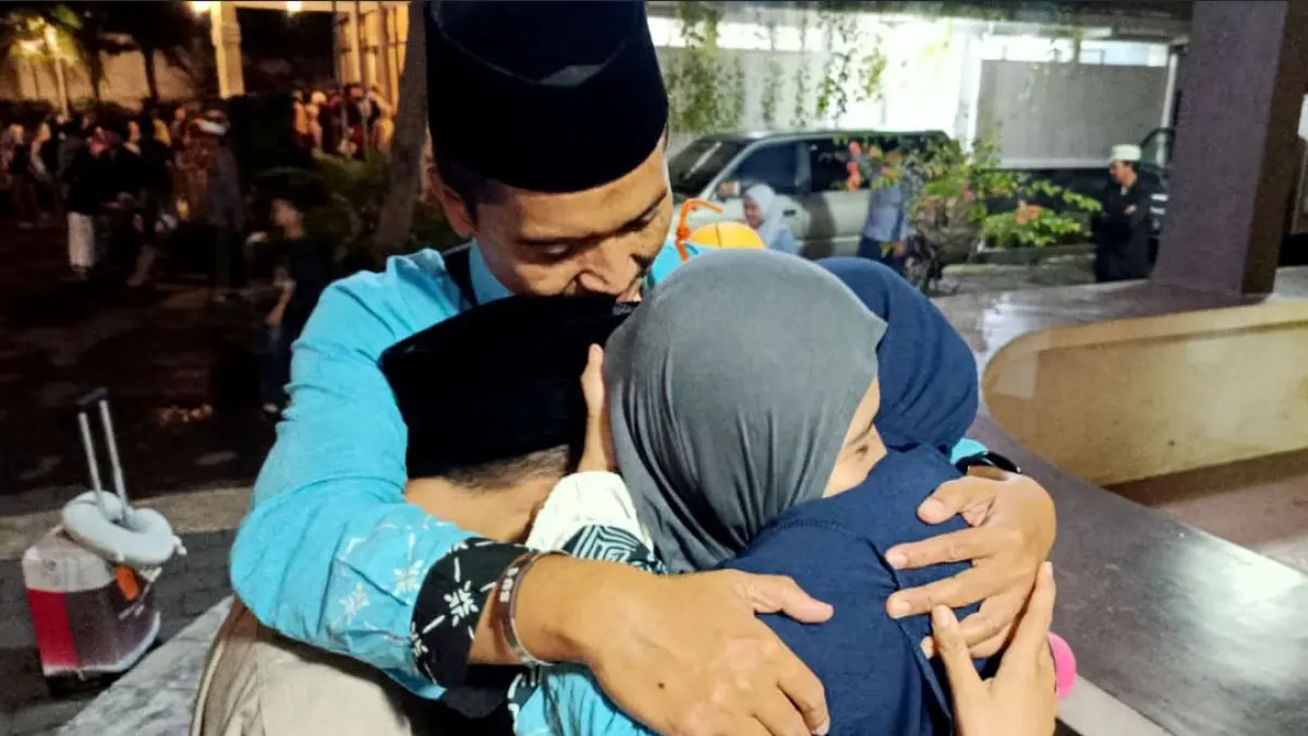 Jamaah haji KBIHU Sabilillah H Ropik bersama istri disambut anak-anaknya saat turun dari bus. (Istimewa)