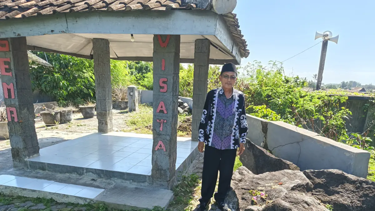 Juru Situs Setinggil, Asmaul Husna, sedang mengecek kondisi situs yang berada di Dusun Muncar, Desa Tembokrejo, Kecamatan Muncar, Kamis (25/6). (Zamrozi Wahyu/Radar Banyuwangi)
