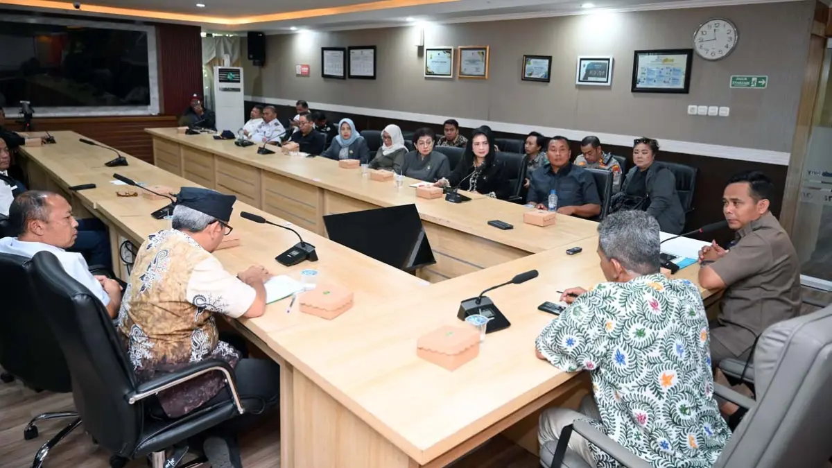 KOORDINASI: Komisi IV DPRD Banyuwangi yang dipimpin Patemo menemui pemangku pelabuhan di ASDP Ketapang, Kamis (25/6). (Ramada Kusuma/Radar Banyuwangi)