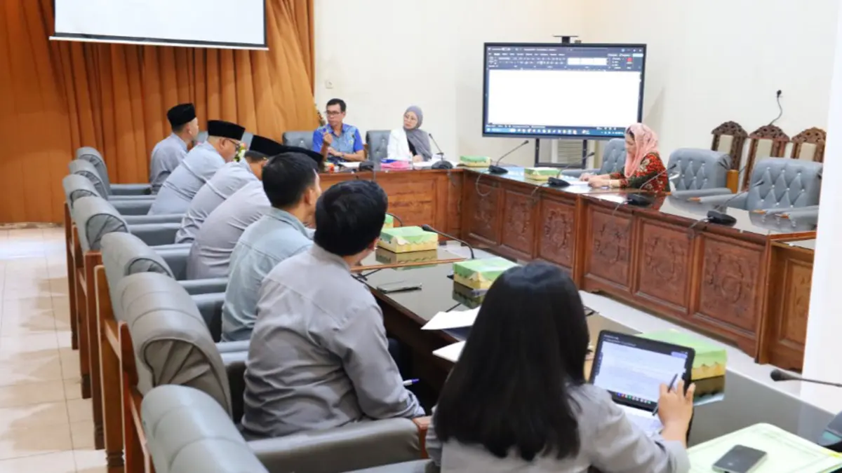 BAHAS PRODUK HUKUM: Ketua Pansus Raperda Perlindungan PMI DPRD Banyuwangi I Gede Sudro Wicano bersama anggota mengikuti rapat finalisasi raperada perlindungan pekerja migran Indonesia bersama jajaran eksekutif di kantor dewan. (Humas DPRD Banyuwangi)