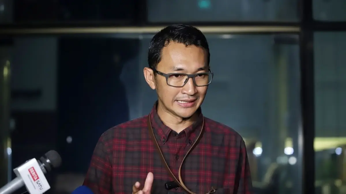 KPK memeriksa mantan Direktur Lalu Lintas dan Angkutan Kereta Api DJKA Kemenhub. (JawaPos.com)