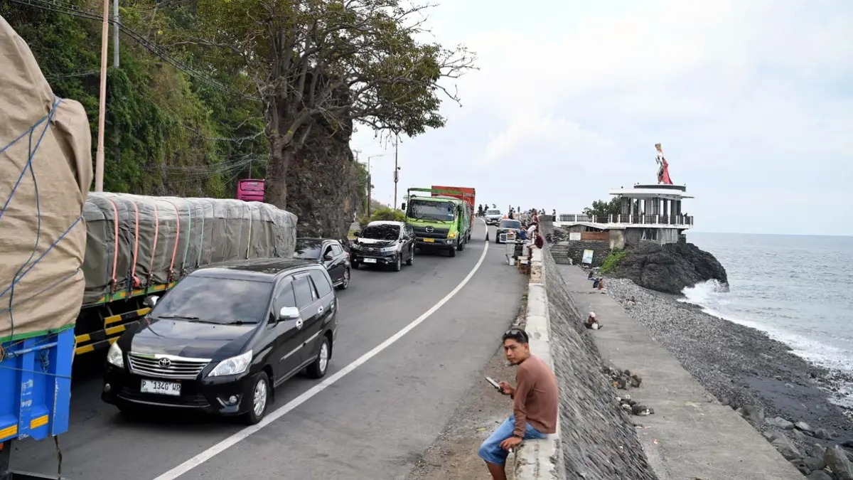 PADAT MERAYAP: Antrean kendaraan menuju Pelabuhan Ketapang masih padat, Kamis (25/6). Gara-gara macet, empat pasien dari Wongsorejo terpaksa dirujuk ke Situbondo. (Ramada Kusuma/Radar Banyuwangi)
