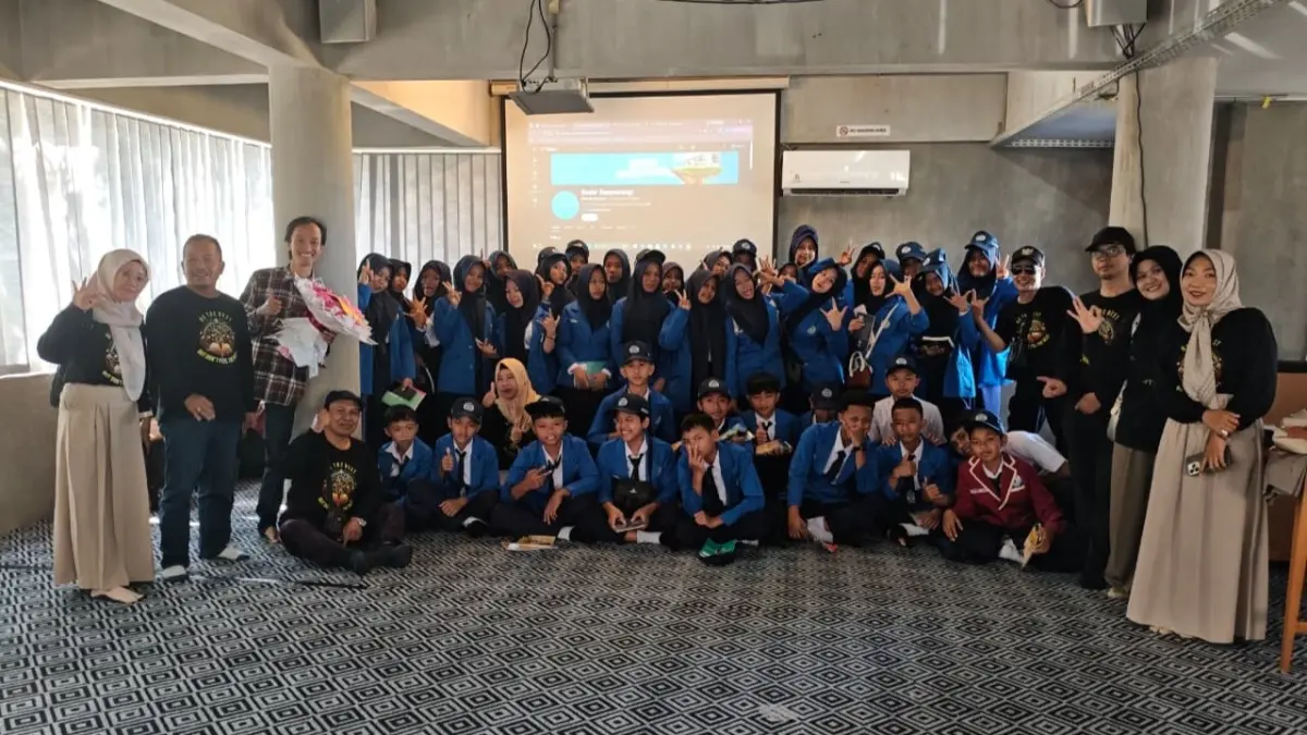 Puluhan siswa MTs Roudlotul Muta’alimin Banyuwangi belajar jurnalistik di Jawa Pos Radar Banyuwangi, Kamis (25/6/2026). (Niklaas Andries/Radar Banyuwangi)