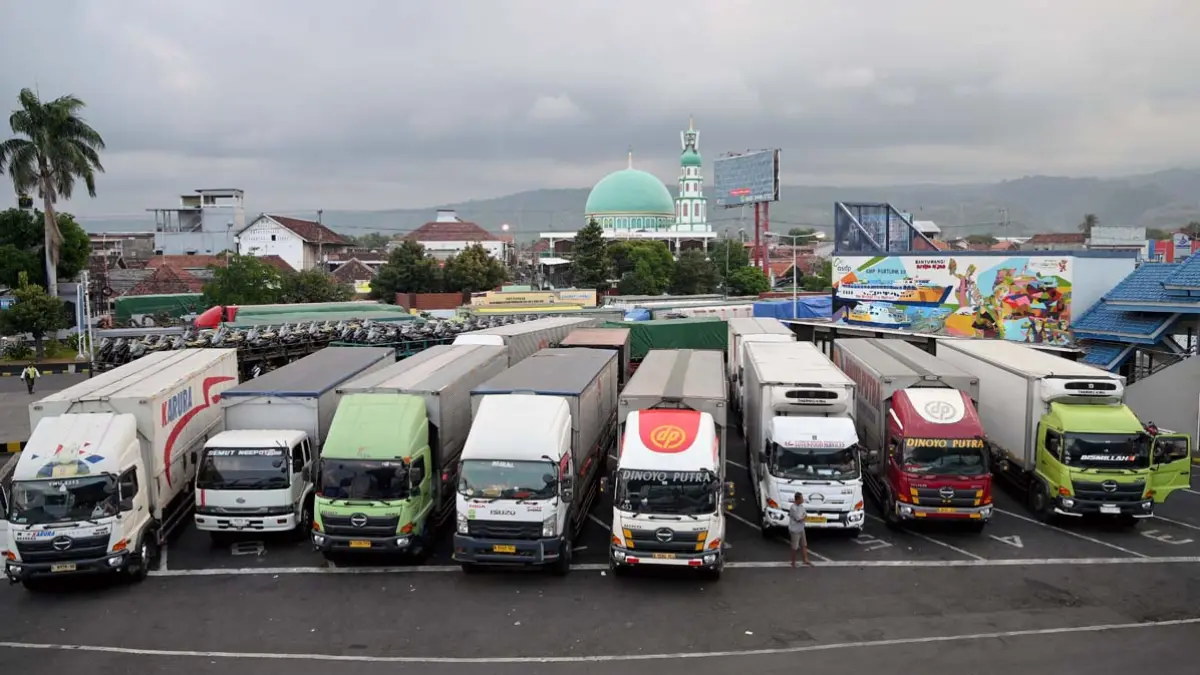 Ratusan truk antre masuk kapal di parkiran Pelabuhan ASDP Ketapang.  ASDP mengoperasikan 30 kapal di Dermaga Moveable Bridge (MB), sementara Dermaga Bulusan mendapat tambahan layanan KMP Portlink VII. (Ramada Kusuma/Radar Banyuwangi)